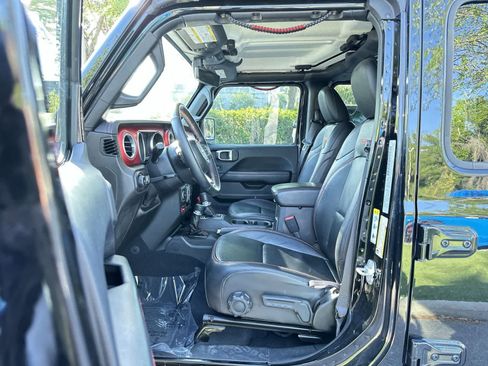 Used 2018 Jeep Wrangler Unlimited Rubicon AWD/4WD image 2