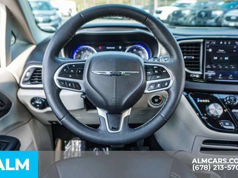 Used 2024 Chrysler Pacifica Touring-L FWD image 29