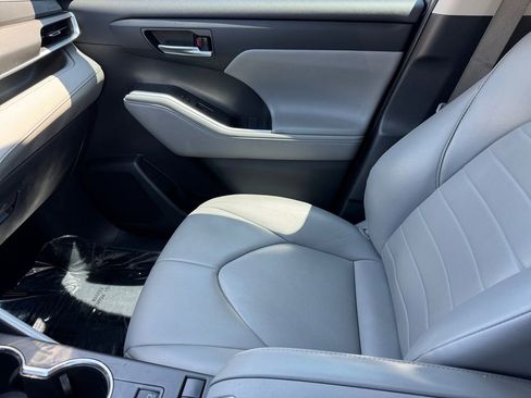 Used 2021 Toyota Highlander XLE AWD/4WD image 30