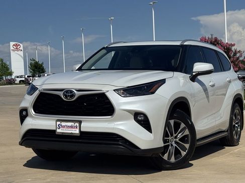 Used 2022 Toyota Highlander XLE FWD image 2