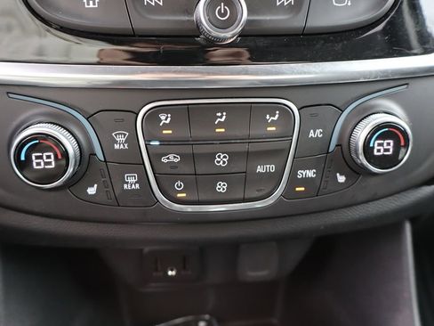 Used 2020 Chevrolet Traverse LT image 24