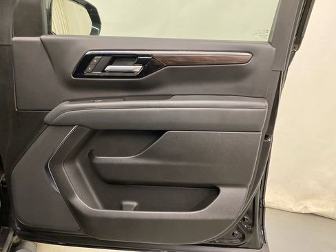 Used 2025 Chevrolet Suburban Z71 AWD/4WD image 11