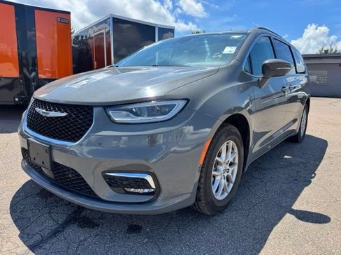 Used 2022 Chrysler Pacifica Touring-L w/ Uconnect Theater Family Group FWD image 3