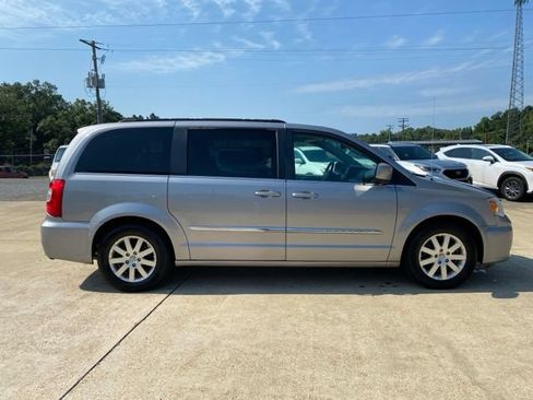 Used 2016 Chrysler Town & Country Touring FWD image 6