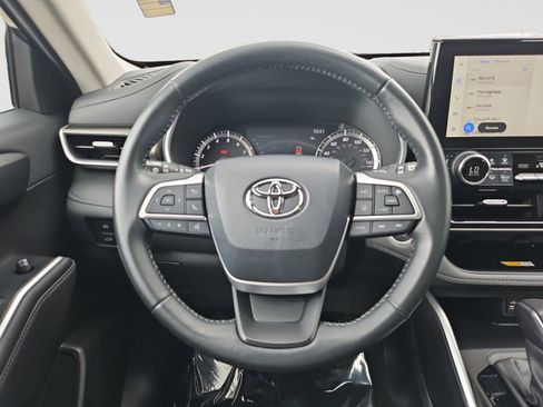 Used 2023 Toyota Highlander XLE FWD image 38