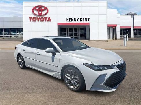 Certified 2022 Toyota Avalon XLE w/ Moonroof Package FWD image 1