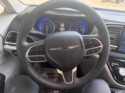 Used 2023 Chrysler Pacifica Touring-L FWD image 18