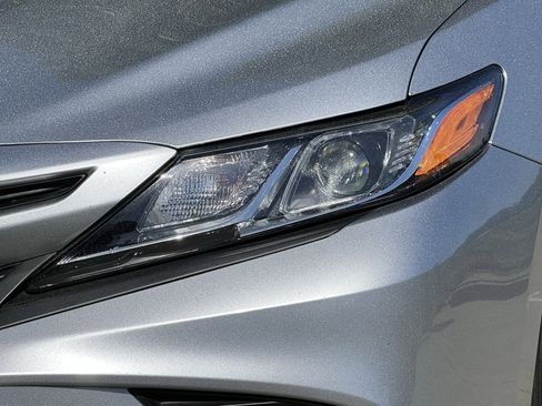 Used 2020 Toyota Camry SE image 6