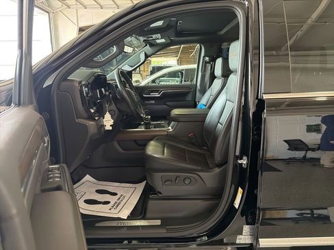 Used 2024 Chevrolet Silverado 1500 High Country w/ Technology Package AWD/4WD image 6