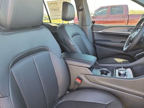 New 2025 Jeep Grand Cherokee Limited 4xe AWD/4WD image 13