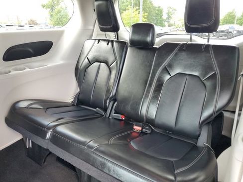 Used 2024 Chrysler Pacifica Touring-L FWD image 34