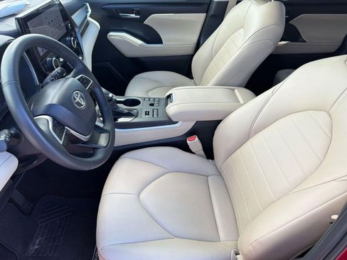 Used 2024 Toyota Highlander XLE image 4