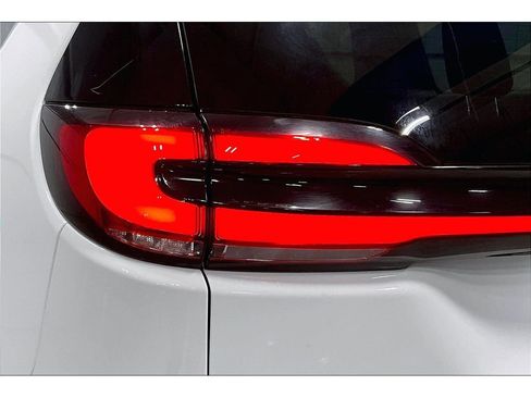 Used 2024 Chrysler Pacifica Touring-L image 29