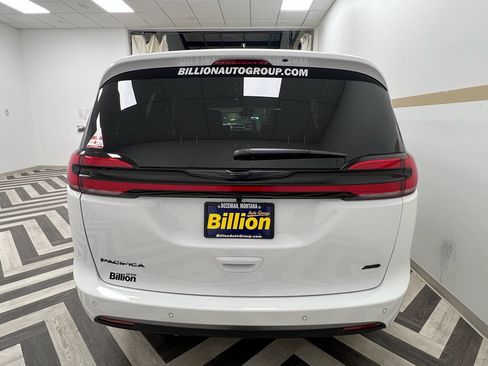 New 2026 Chrysler Pacifica Select image 15