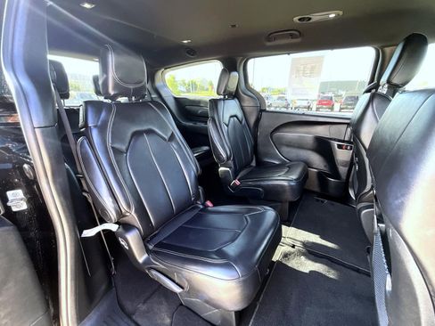 Used 2025 Chrysler Pacifica Select FWD image 18