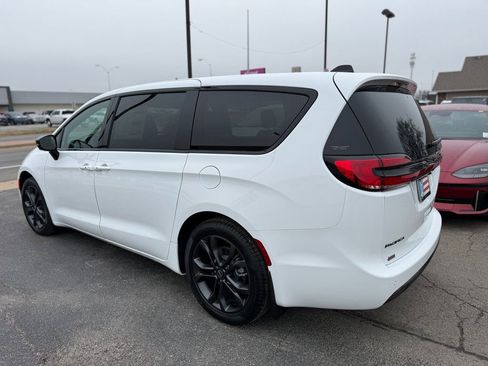 New 2026 Chrysler Pacifica Select image 17
