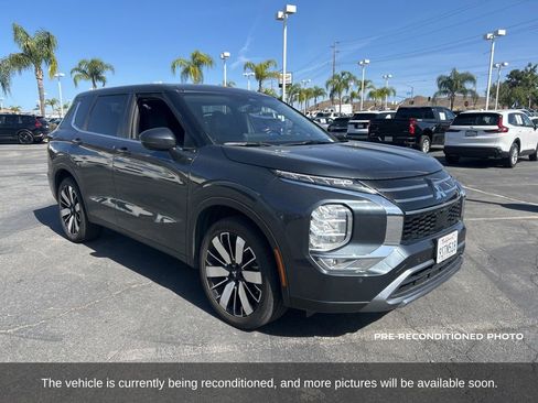 Used 2025 Mitsubishi Outlander SE image 4