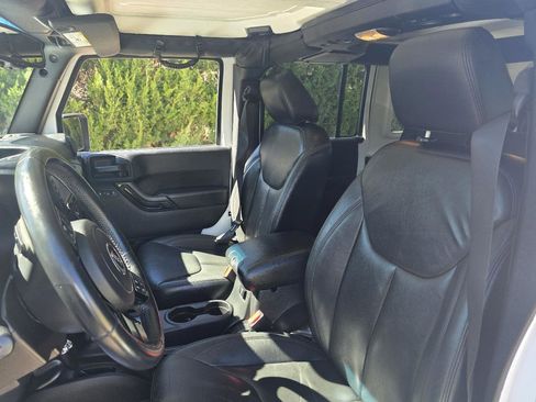 Used 2015 Jeep Wrangler Unlimited Sahara AWD/4WD image 11