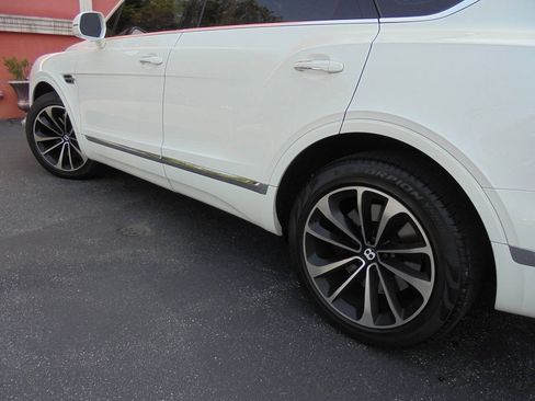 Used 2019 Bentley Bentayga AWD/4WD image 25