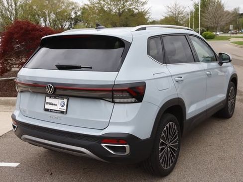 Used 2025 Volkswagen Taos SE FWD image 3