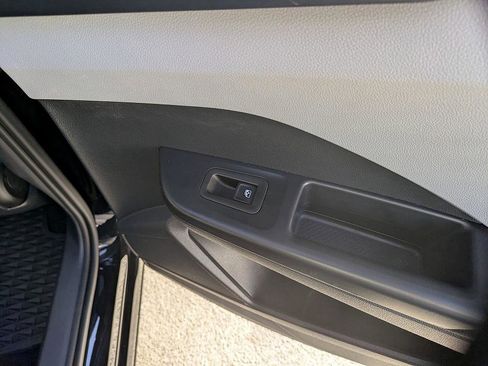 Used 2024 Volkswagen Taos SE image 30