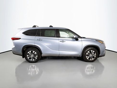 Used 2022 Toyota Highlander XLE AWD/4WD image 9
