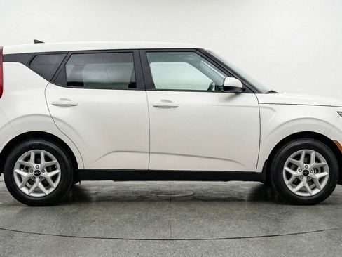 Used 2025 Kia Soul LX w/ LX Technology Package FWD image 8
