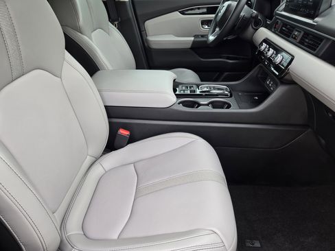 Certified 2025 Honda Pilot Touring image 14