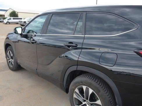 Used 2023 Toyota Highlander XLE AWD/4WD image 8