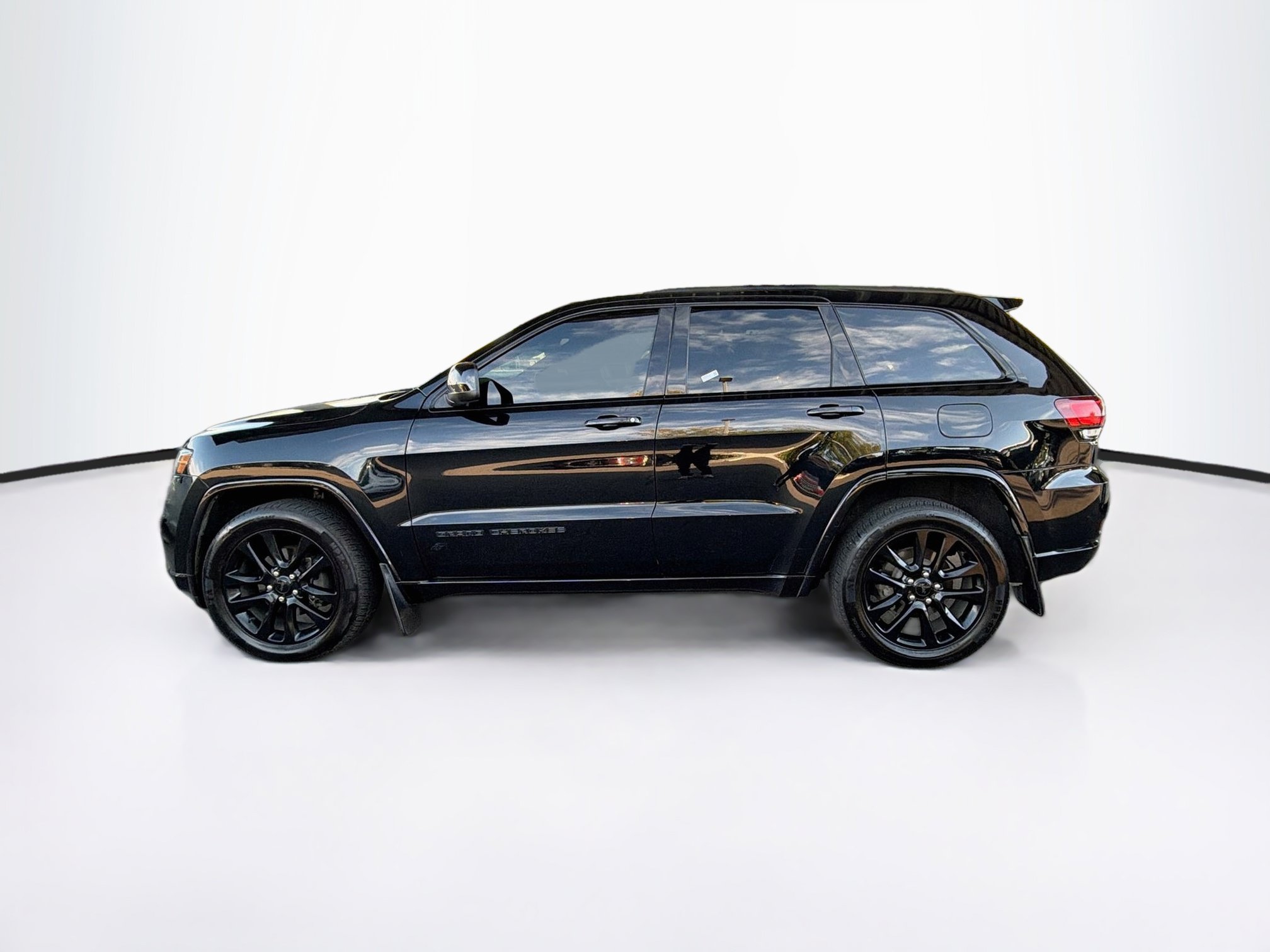 Used 2018 Jeep Grand Cherokee Altitude AWD/4WD image 4