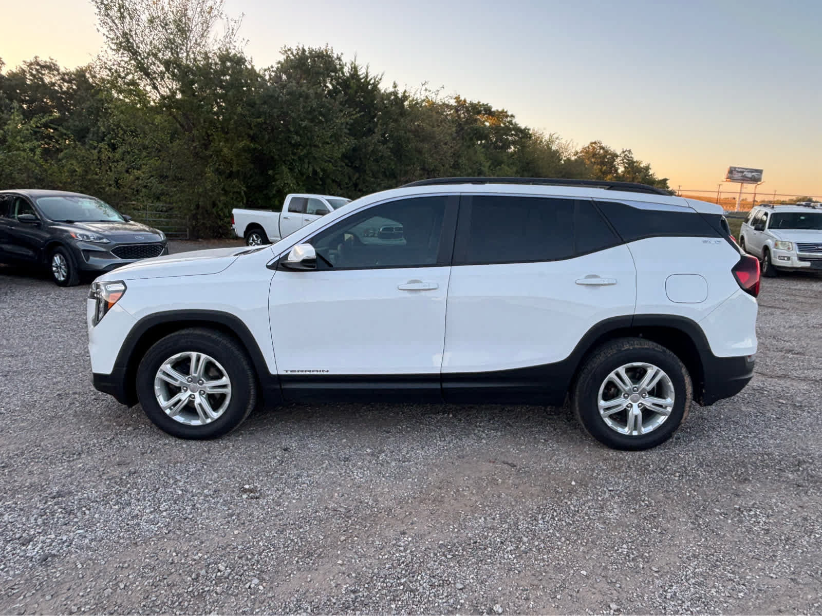 Used 2024 GMC Terrain SLE w/ Driver Convenience Package AWD/4WD image 2