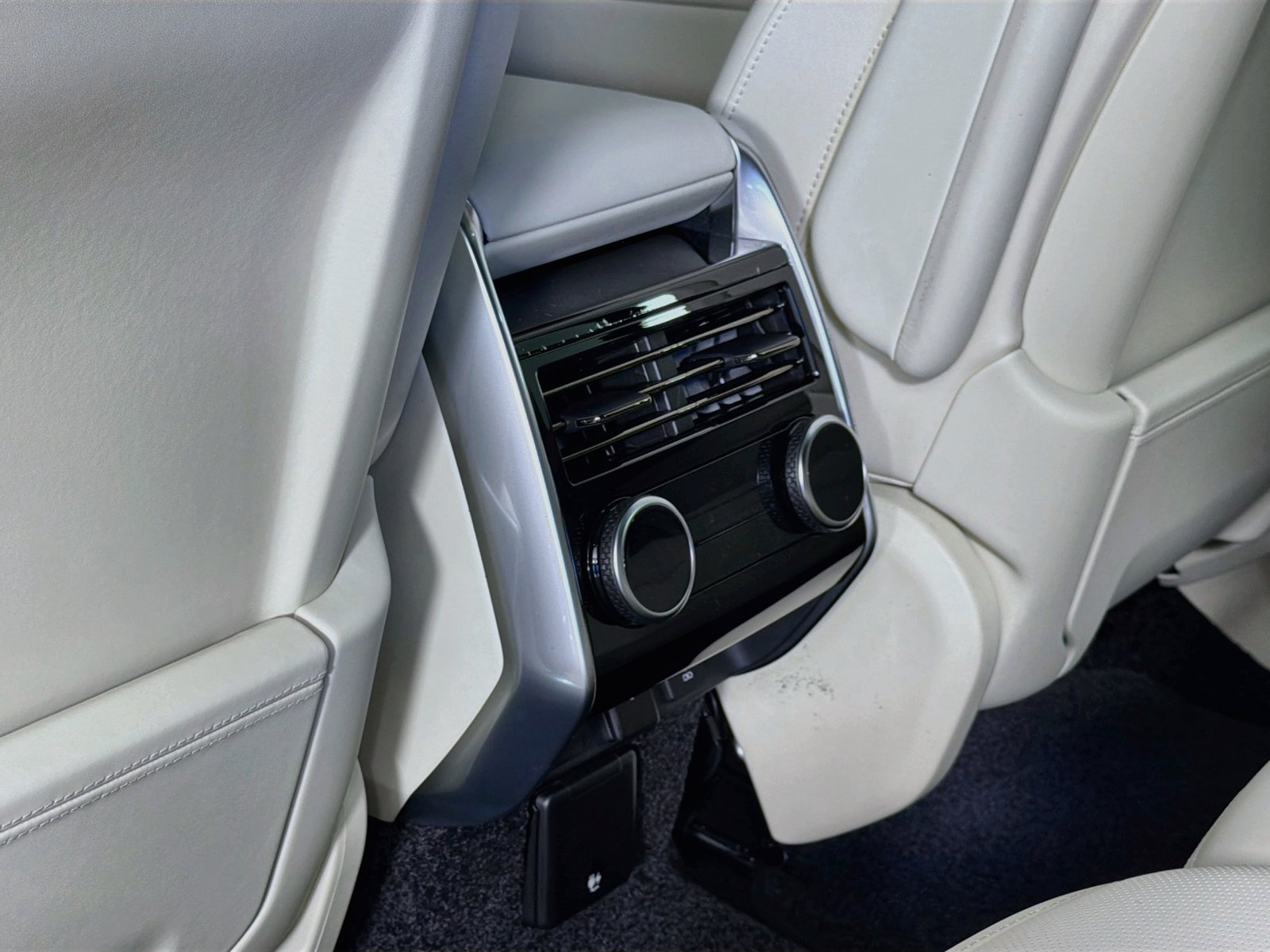 New 2026 Land Rover Range Rover Autobiography AWD/4WD image 28