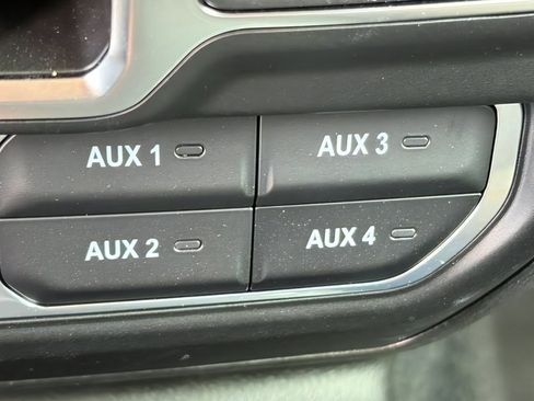 Certified 2025 Jeep Gladiator Mojave w/ Convenience Group AWD/4WD image 32