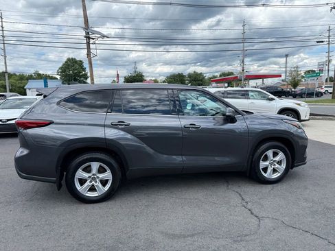 Used 2022 Toyota Highlander LE image 8
