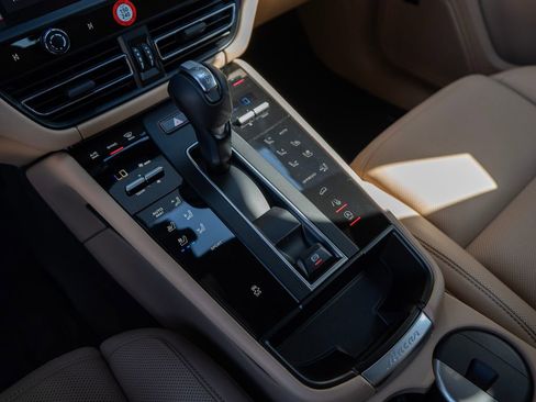 New 2026 Porsche Macan image 23