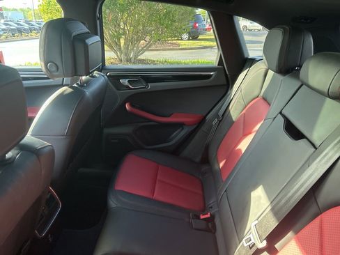Used 2021 Porsche Macan image 9
