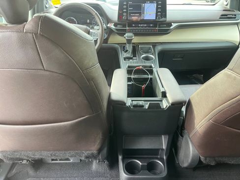 Certified 2023 Toyota Sienna Platinum image 37