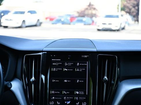 Used 2018 Volvo XC60 T5 Momentum w/ Vision Package AWD/4WD image 18