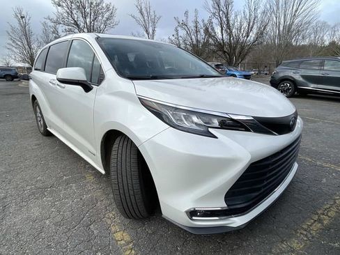 Used 2021 Toyota Sienna XLE w/ XLE Plus Package image 7