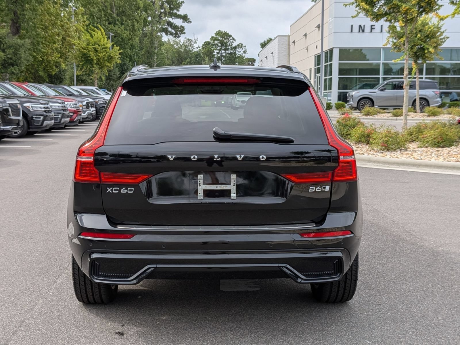 Used 2023 Volvo XC60 B6 Ultimate w/ Protection Package Premier AWD/4WD image 4