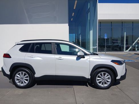 Used 2022 Toyota Corolla Cross LE image 3