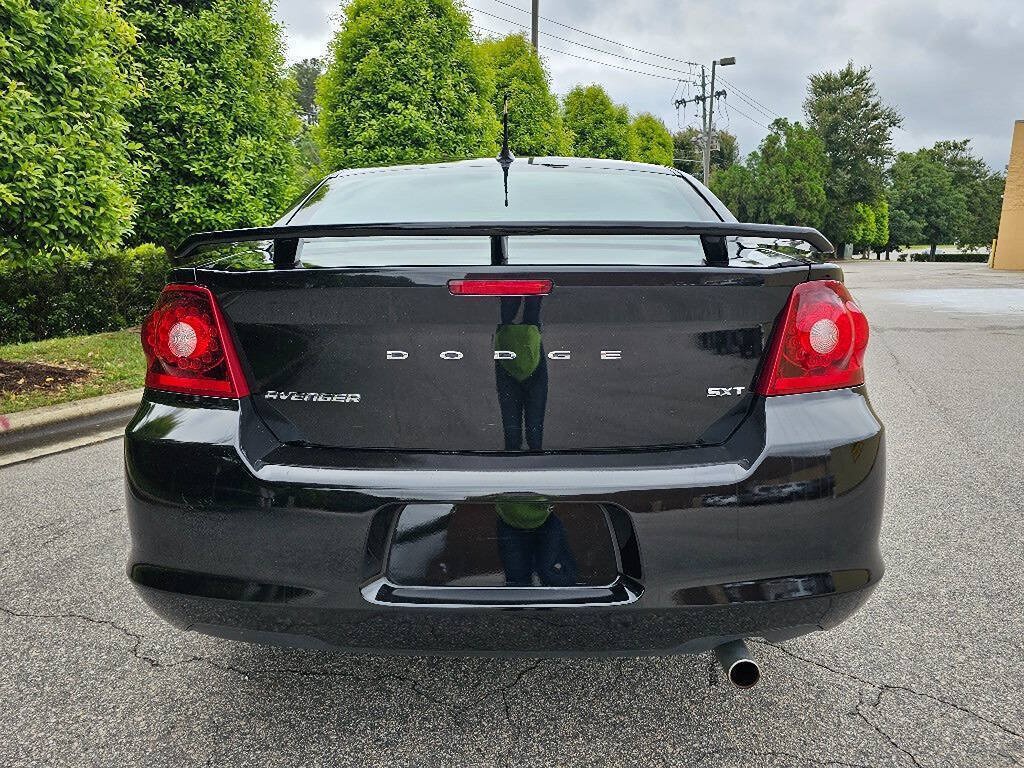 Used 2012 Dodge Avenger SXT FWD image 4