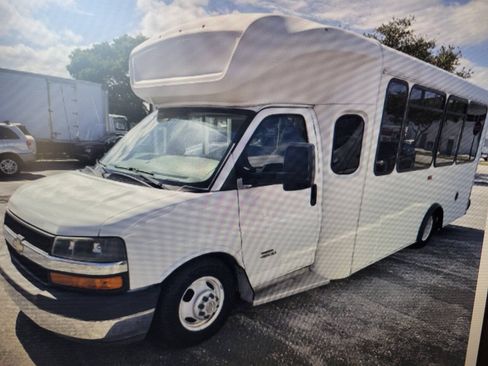 Used 2015 Chevrolet Express 4500 w/ Shuttle Bus Package RWD image 2