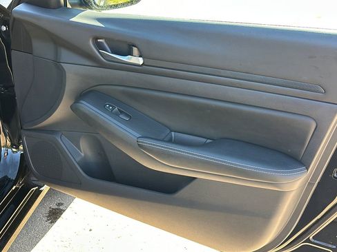 Used 2025 Nissan Altima 2.5 SV image 14