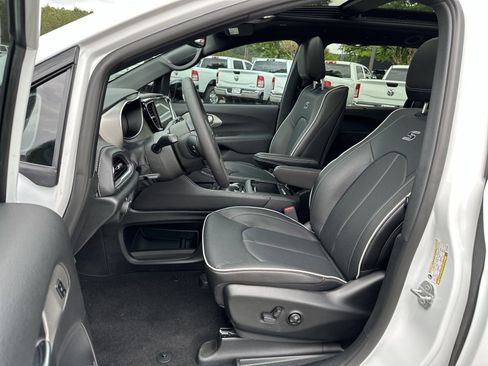 New 2024 Chrysler Pacifica Premium image 9
