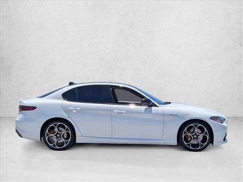 Used 2023 Alfa Romeo Giulia Veloce RWD image 4