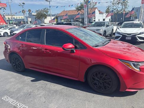 Used 2020 Toyota Corolla LE FWD image 3