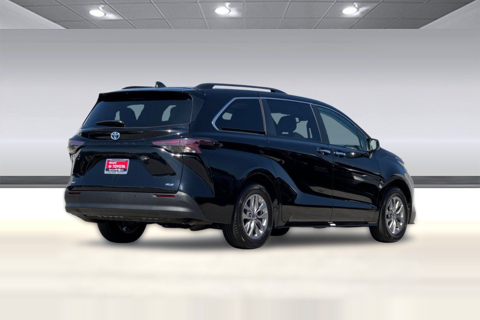 Used 2025 Toyota Sienna XLE FWD image 9