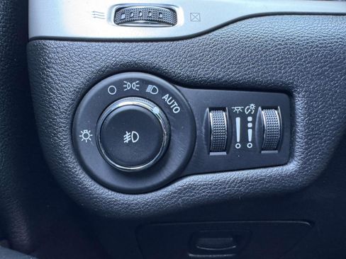 Used 2018 Jeep Cherokee Latitude Plus w/ Cold Weather Group AWD/4WD image 38