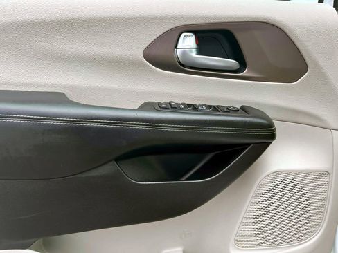 Certified 2021 Chrysler Voyager Lxi image 15